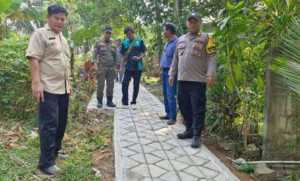 TNI-POLRI Bhabinkamtibmas Desa Parungpanjang Sambang dan Himbau Kamtibmas kepada Warga.