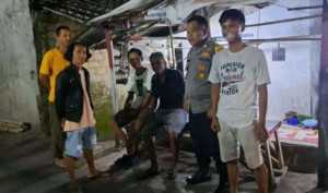 Wujudkan Kamtibmas Aman, Bhabinkamtibmas Polsek Ciampea Kontrol Petugas Ronda Malam di Desa Cihideung Udik.