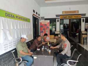 Bhabinkamtibmas Melaksanakan Giat Anjangsana Ke Kantor Desa Binaan Sampaikan Pesan Harkamtibmas.