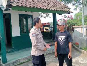 Bhabinkamtibmas Polsek Parung panjang Polres Bogor Menjalin Kedekatan Dengan Warga Desa Binaan.