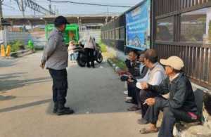 Bhabinkamtibmas Sambangi Linmas Desa Lumpang, Bangun Sinergi dalam Jaga Kamtibmas.