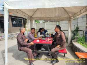 Bhabinkamtibmas Desa Cilember Aiptu Dedi Koswara Ajak Warga Jaga Kamtibmas di Lingkungan Masyarakat.