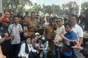 Usai Aksi di Halaman Kantor Gubernur, Sekda Provinsi Sumsel Sambut Para Aktivis Berdialog Bersama Tawarkan Opsi