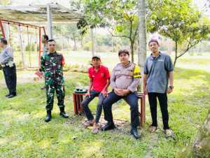Bhabinkamtibmas Polsek Parung Bersinergi dengan TNI, Jalin Kedekatan dengan Masyarakat Desa Binaan.