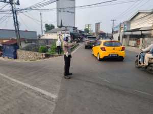 Polsek Ciampea Polres Bogor Rutin Lakukan Pengaturan Lalu Lintas, Dukung Kelancaran Aktivitas Masyarakat Sore Hari.