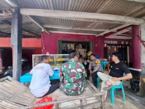 Sinergitas TNI-POLRI Terus Ditingkatkan, Bhabinkamtibmas Sambang Warga Desa Kembangkuning.
