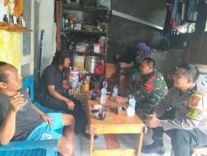TNI-POLRI Bersinergi Sambang Dengan Warga Masyarakat Desa Bojong Sampaikan Himbauan Kamtibmas.
