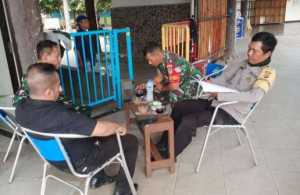 Bhabinkamtibmas Polsek Parung Bersama Babinsa Koramil 0621/22 Ajak Warga Desa Putat Nutug Tingkatkan Kewaspadaan Lingkungan.