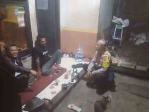 Bhabinkamtibmas Polsek Cisarua Aktifkan Kembali Siskamling, Cek Pos Kamling dan Beri Imbauan Kamtibmas.