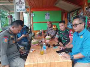 TNI-POLRI Bersinergi Sambang Warga Desa Karang Tengah Sampaikan Himbauan Kamtibmas.