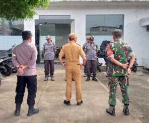 Bhabinkamtibmas Polsek Parung Bersinergi dengan TNI Jalin Kedekatan dan Edukasi Masyarakat Desa Binaan.
