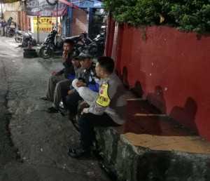 Bhabinkamtibmas Polsek Cisarua Polres Bogor Patroli Siskamling, Tegaskan Pentingnya Peran Warga dalam Keamanan Lingkungan.