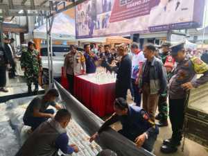Kapolsek Dramaga Bersama Forkompimcam Kecamatan Dramaga Laksanakan Giat Pemusnahan Barang Bukti Miras Jenis Ciu Hasil Operasi Gabungan 3 Pilar Wilayah Hukum Dramaga.