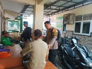 Pererat Kedekatan dengan Warga, Bhabinkamtibmas Polsek Parung Bersama TNI Sambangi Desa Binaan.