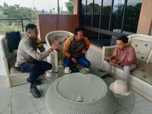Bhabinkamtibmas Polsek Cisarua Sambangi Warga Desa Citeko, Ajak Wujudkan Lingkungan Aman.