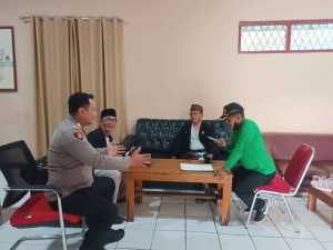 Pererat Kedekatan dengan Warga, Bhabinkamtibmas Polsek Parung Bersama TNI Sambangi Desa Binaan.