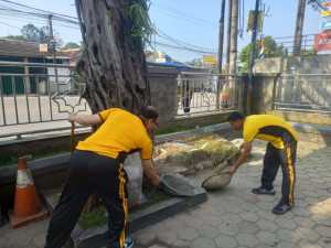 Sambut Hari Bhayangkara ke-79, Polsek Caringin Polres Bogor, Bersihkan Tempat Ibadah.