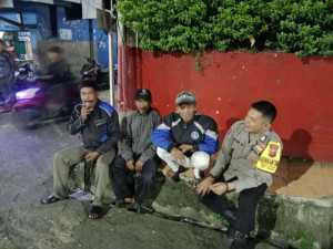 Bhabinkamtibmas Polsek Cisarua Polres Bogor Patroli Siskamling, Tegaskan Pentingnya Peran Warga dalam Keamanan Lingkungan.