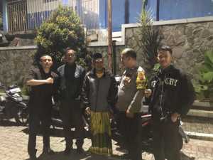 Bhabinkamtibmas Polsek Cisarua Polres Bogor Kontrol Pos Kamling dan Sampaikan Pesan Kamtibmas.