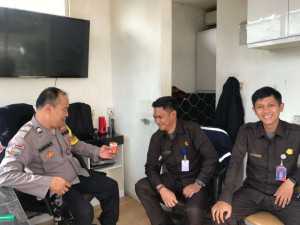 Bhabinkamtibmas Polsek Cisarua Sambangi Warga, Wujudkan Kamtibmas Kondusif di Desa Tugu Selatan.