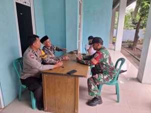 TNI-POLRI Bersinergi Patroli Sambang Warga Masyarakat Desa Kembangkuning Sampaikan Himbauan Kamtibmas.
