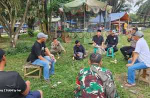 Sinergitas TNI-POLRI Bhabinkamtibmas dan Babinsa Sambangi Warga Desa Cigombong Sampaikan Pesan Kamtibmas.