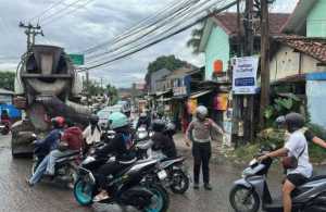 Antisipasi Kemacetan, Polsek Babakan Madang Sigap Atur Lalin di Titik Rawan Sore Hari.