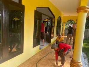 Polsek Tamansari Gelar Bakti Sosial Bersihkan Masjid At-Taqwa Sambut HUT Bhayangkara ke-79.