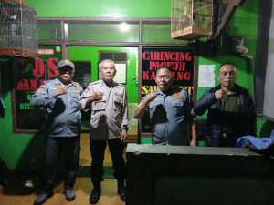 Bhabinkamtibmas Polsek Ciawi Cek Pos Kamling dan Sampaikan Pesan Kamtibmas kepada Warga.