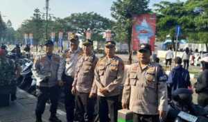 Semarak HJB Ke-543, Polsek Cibinong Kawal Helaran Budaya dari Start Hingga Finish.