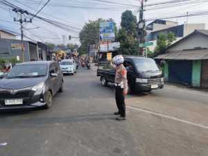 Polsek Ciampea Hadir di Tengah Masyarakat, Atur Lalu Lintas Sore Hari Demi Kelancaran Aktivitas Warga.