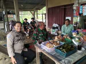 TNI-POLRI Bersinergi, Bhabinkamtibmas dan Babinsa Sambangi Warga Desa Ligarmukti Sampaikan Pesan Kamtibmas.