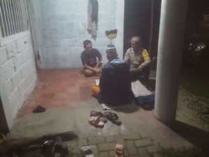 Bhabinkamtibmas Polsek Cisarua Cek Pos Keamanan Lingkungan, Himbau Warga Tingkatkan Kewaspadaan.