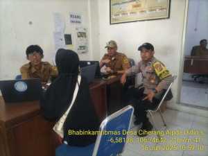 Bhabinkamtibmas Melaksanakan Giat Anjangsana Ke Kantor Desa Binaan Sampaikan Pesan Harkamtibmas.