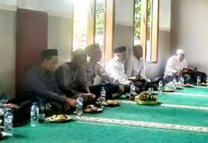 Jalin Kedekatan dengan Warga, Bhabinkamtibmas Polsek Parung Hadiri Pengajian dan Sampaikan Pesan Kamtibmas.