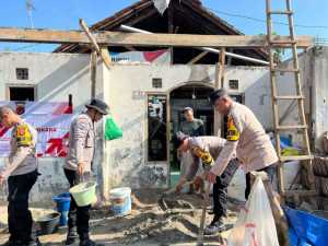 Polsek Babakan Madang Laksanakan Bakti Sosial dan Bedah Rumah Warga dalam Rangka HUT Bhayangkara ke-79.