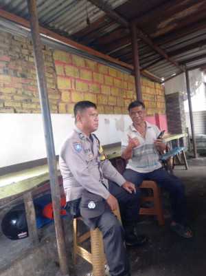 Bhabinkamtibmas Polsek Megamendung Sambangi Warga Desa Gadog, Ajak Jaga Keamanan dan Kebersihan Lingkungan.