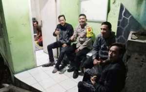 Bhabinkamtibmas Polsek Cisarua Polres Bogor Kontrol Siskamling dan Sampaikan Pesan Kamtibmas.