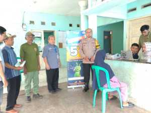 Bhabinkamtibmas Desa Pasireurih Polsek Tamansari Sambangi Kantor Desa, Sampaikan Imbauan Kamtibmas.
