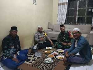 Bhabinkamtibmas dan Babinsa Desa Lumpang Sambangi Warga Sampaikan Pesan Kamtibmas.