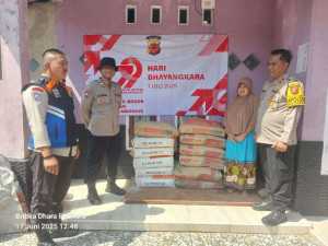 Sambut HUT Bhayangkara ke-79, Polsek Rancabungur Laksanakan Bedah Rumah Korban Puting Beliung.