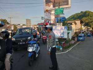 Anggota Polsek Ciampea Polres Bogor Laksanakan Pengaturan Lalu Lintas Pagi, Wujudkan Kamseltibcarlantas.