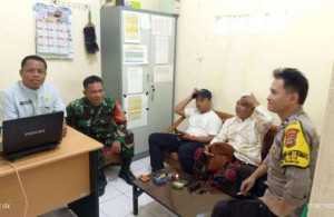 Bhabinkamtibmas Melaksanakan Giat Anjangsana Ke Kantor Desa Binaan Sampaikan Pesan Harkamtibmas.