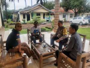 Bhabinkamtibmas Desa Mekarsari Polsek Rumpin Polres Bogor lakukan sambang warga, sampaikan pesan kamtibmas.