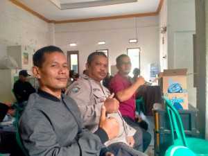 Bhabinkamtibmas Desa Sukawening Laksanakan Anjangsana, Sampaikan Pesan Harkamtibmas kepada Warga.