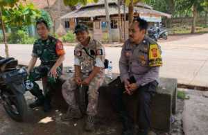Sinergitas TNI-POLRI Bhabinkamtibmas Polsek Parungpanjang sambangi warga dan beri imbauan kamtibmas di Desa Cikuda.