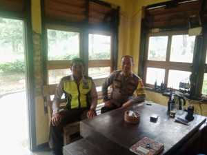 Bhabinkamtibmas Polsek Cisarua Sambangi Warga Desa Tugu Selatan, Wujudkan Lingkungan Aman dan Kondusif.