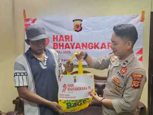 Kapolsek Cibungbulang Bersama Personel Gelar Baksos dalam Rangka Hari Bhayangkara ke-79.