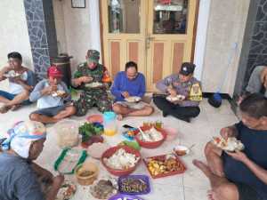 Sinergitas TNI-POLRI Laksanakan Kerja Bakti Bersama Warga Ajak Kamtibmas Yang Kondusif Di Lingkungan.