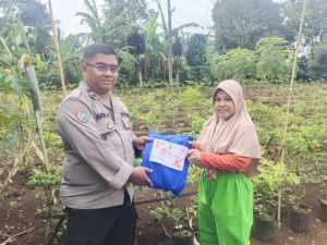 Sambut HUT Bhayangkara ke 79, Polsek Caringin Berikan Bantuan Sosial Kepada masyarakat kurang mampu.